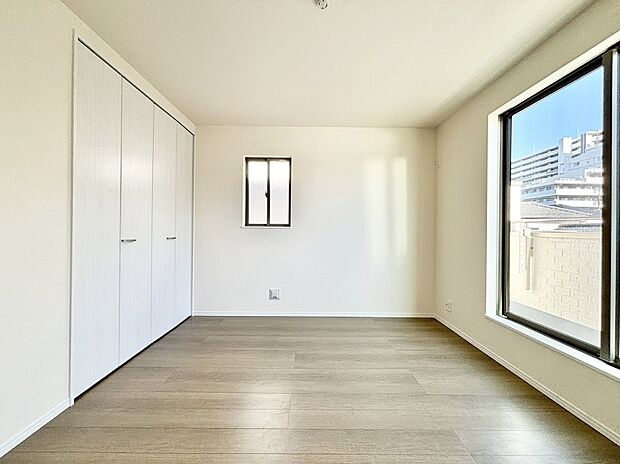 明るいバルコニーサイドに洋室を設置。目覚めの良い寝室に。