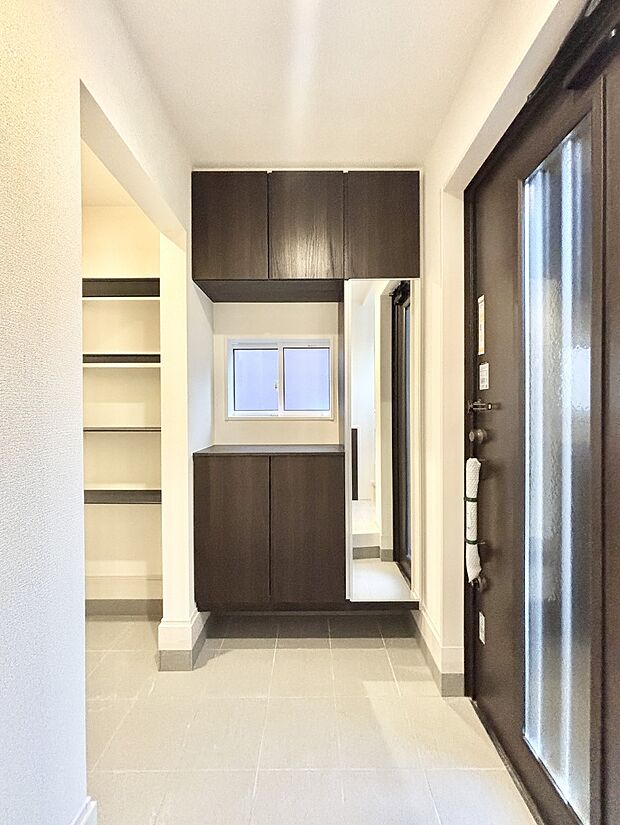 ミラー付きシューズボックスはお出かけ前の身だしなみチェックに便利