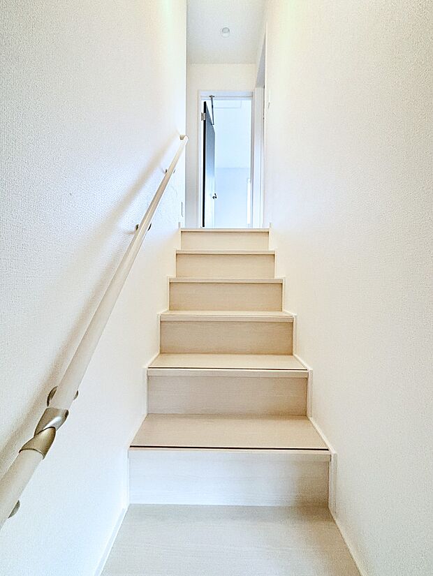 安全性を考慮し階段には手すりを設置しています