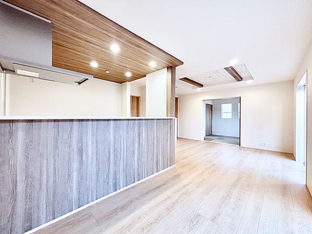 隣接の和室を開放すればさらに広々空間に  