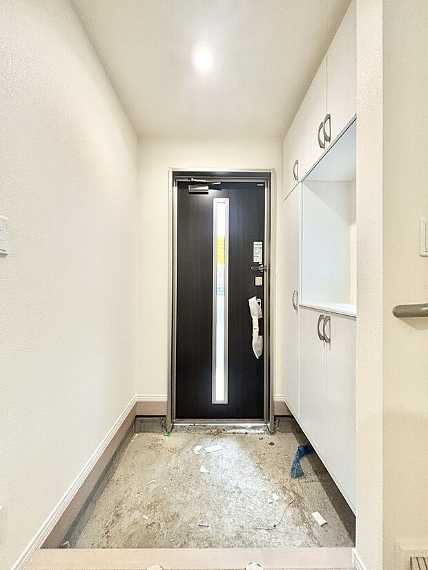 ガラススリットの入った玄関ドアが室内に光を届けてくれます