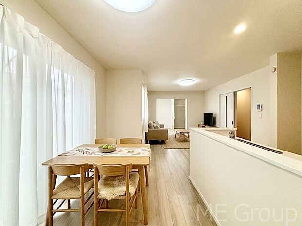 ご家族の賑やかな話し声で包まれる明るいリビング ※家具はCGです