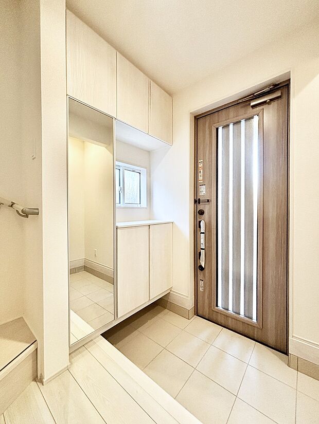 ミラー付きシューズボックスはお出かけ前の身だしなみチェックに便利