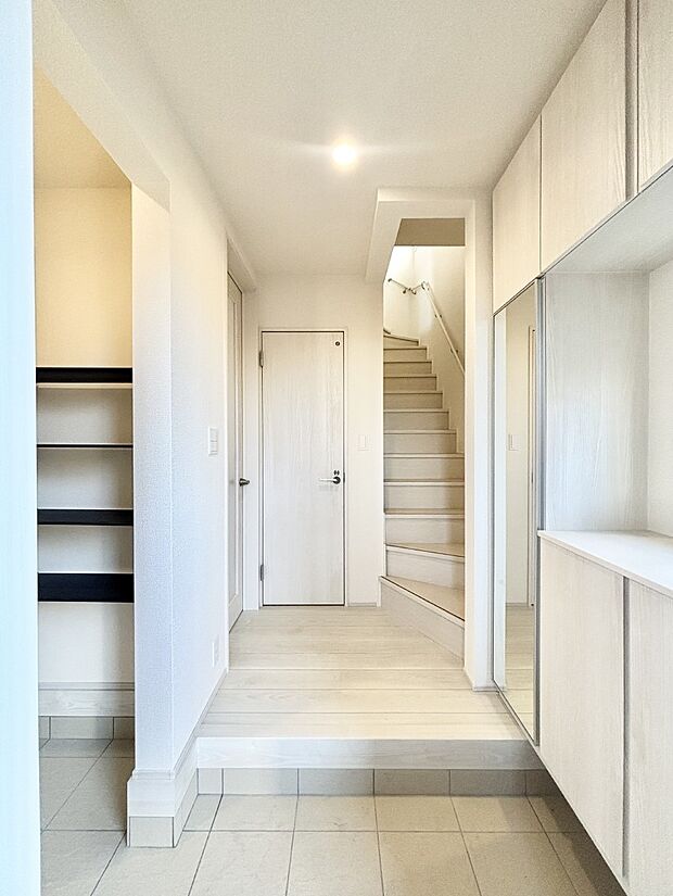 明るい玄関はお客様をお出迎えするのにぴったりです!