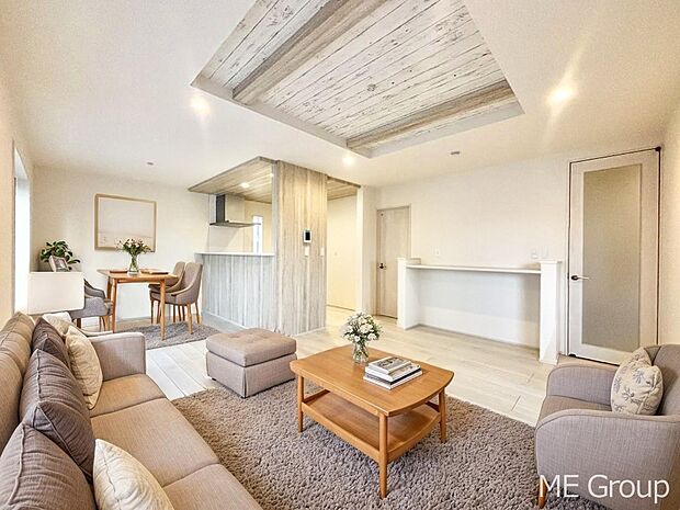 ご家族の賑やかな話し声で包まれる明るいリビング ※家具はCGです