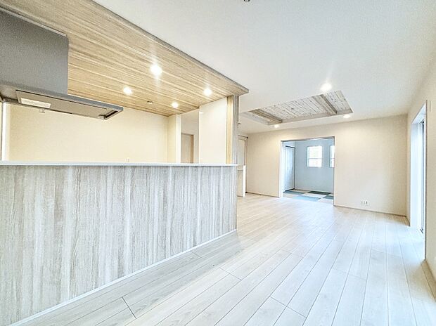 17.5帖リビング。食事スペースとくつろぎスペースを使い分けしやすいプランニング。