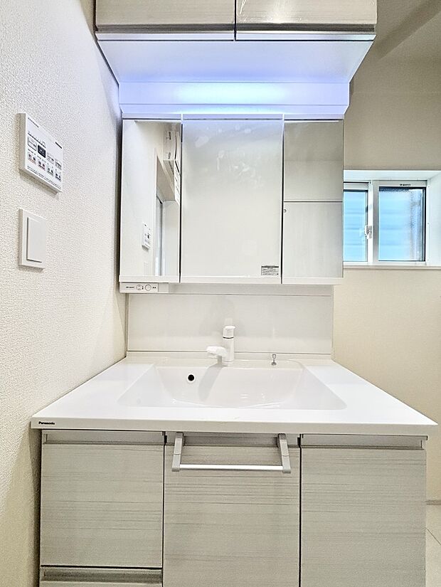 大きく見やすい三面鏡で清潔感ある洗面台は、身だしなみチェックや肌のお手入れにおすすめです。