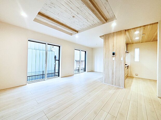 折り上げ天井はは立体的な奥行きがあるので、天井が広く見えて開放的な空間を演出できます。