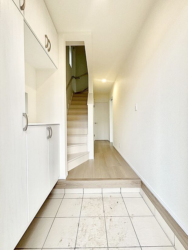 下駄箱はご家族の写真や季節のインテリアで飾り棚として演出できます