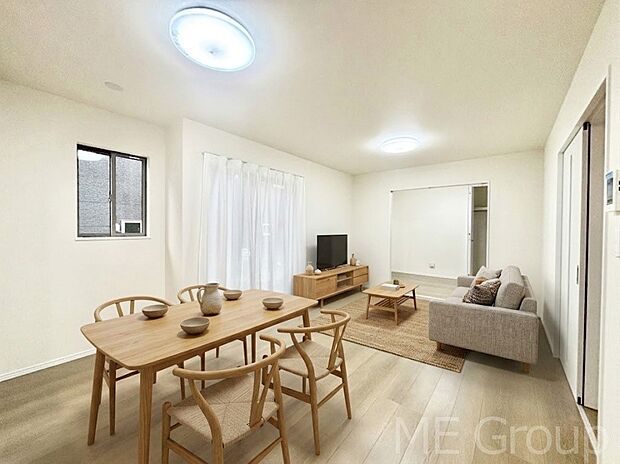 ご家族の賑やかな話し声で包まれる明るいリビング ※家具はCGです