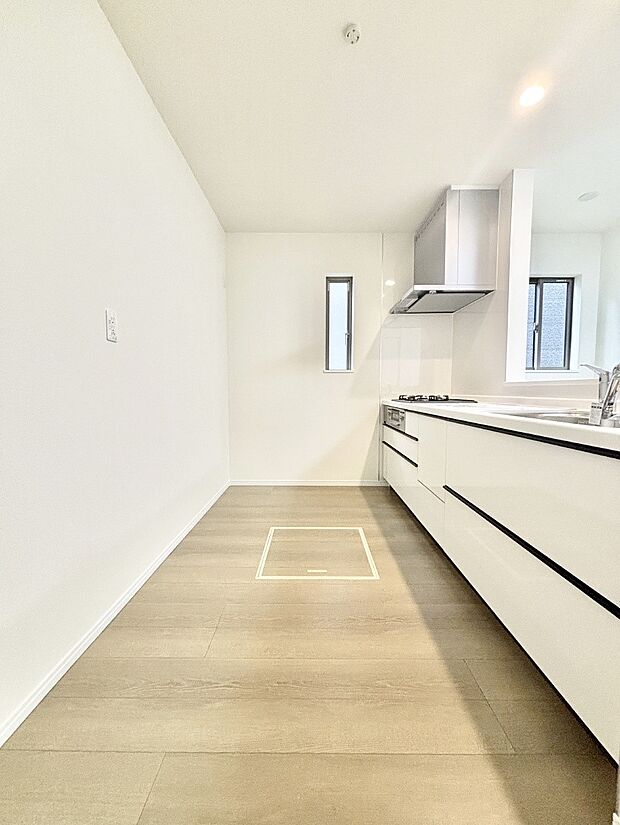 爽やかな風が通り抜けるキッチン。窓があるので明るく換気にも役立ちます。