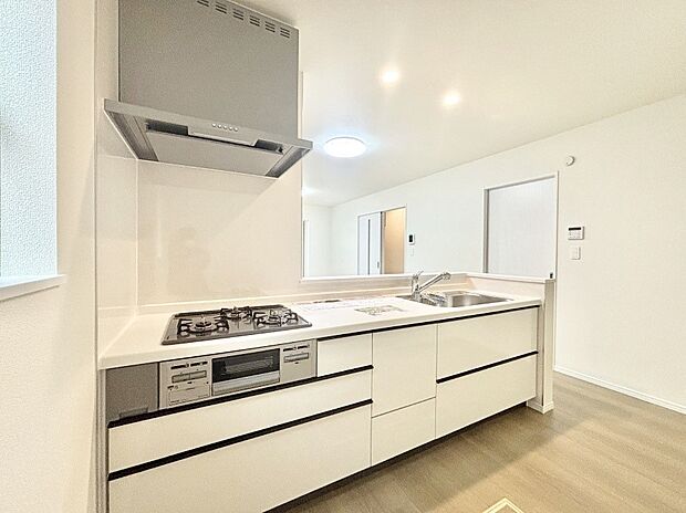 カウンター越しに楽しいおしゃべり。いつものお料理がもっと美味しくなりそうですね。