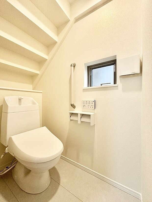 清潔感あるシャワートイレ。小窓から光が注ぎ込みます！