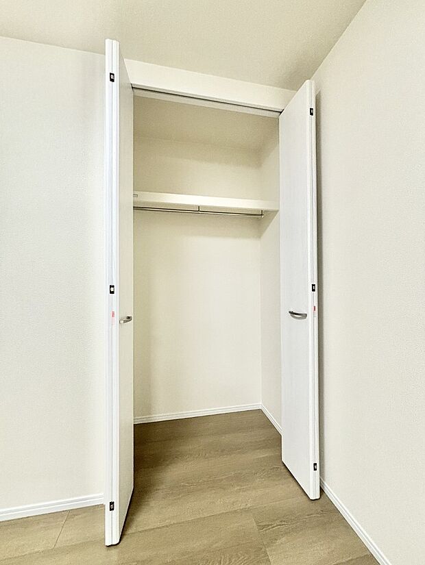 洋室のクローゼット。奥行きがあるので厚手の衣類もすっきり収まります。