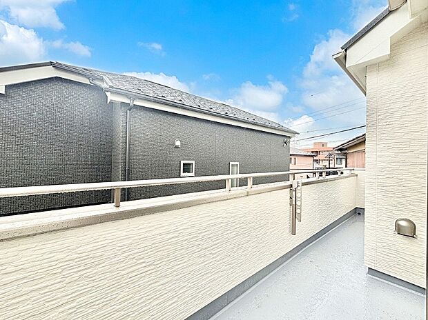 広々バルコニーでお洗濯物が気持ちよく乾きます。