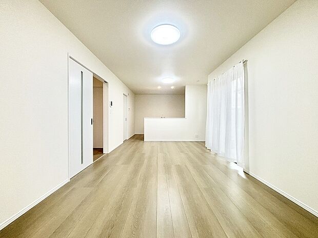 日当たりの良いリビング。お気に入りのグリーンを飾れば更に心地よさがアップ!