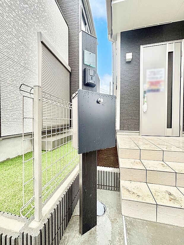 表札・インターホン・ポストをひとつに集約。エントランスになじむシンプルデザイン。