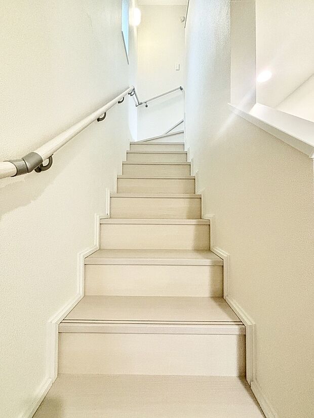 階段には手すりがあり、小さなお子様やお年寄りの方にも安心です。