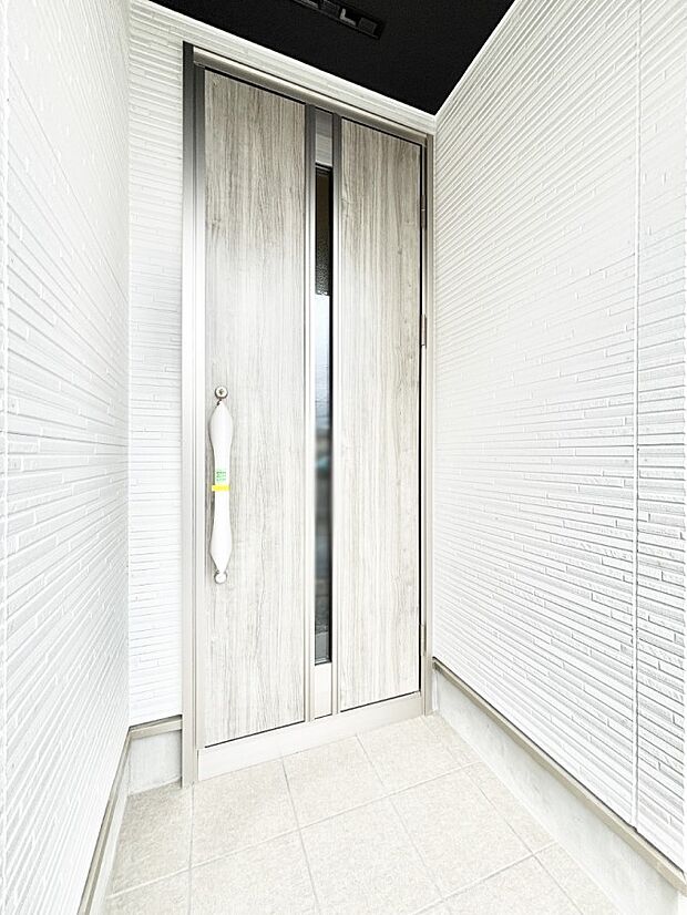 玄関前は雨が降っても濡れにくい屋根付き