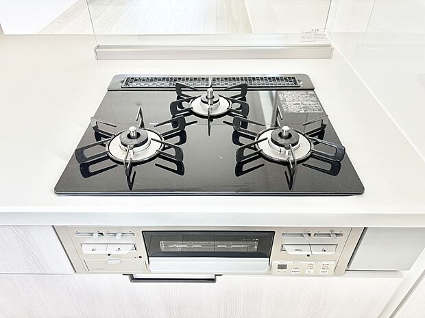 ガスコンロはＳｉセンサー搭載。火力調節や焦げ付き・消し忘れも防いでくれます。