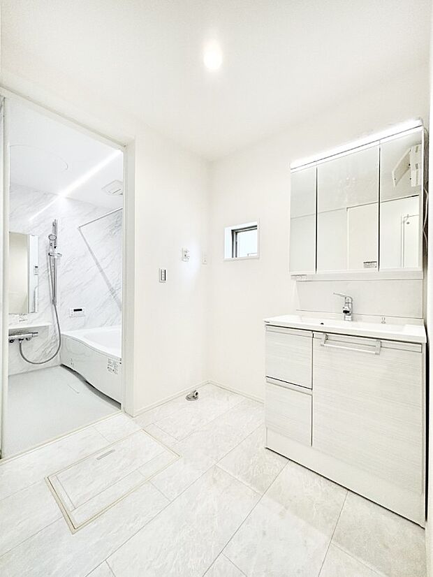 清潔感ある洗面化粧室で朝の身支度も快適