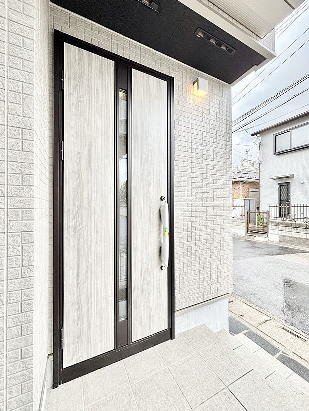 大切な家族、来客を出迎える玄関。　