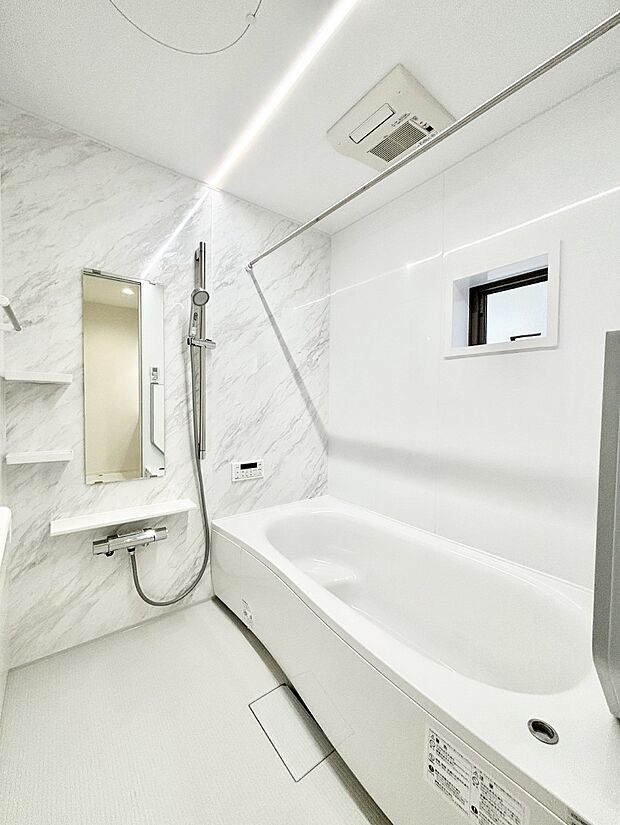 落ち着いた雰囲気でゆっくりお寛ぎいただけるバスルーム　