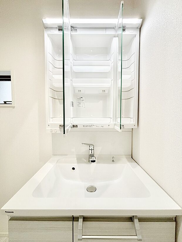 三面鏡の裏に、化粧品や衛生用品などを収納可能。洗面台をすっきりと保ちます！