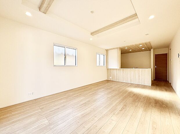 ご家族の賑やかな話し声で包まれる明るいリビング