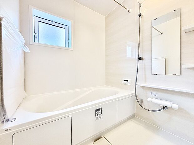 一日の疲れを癒してくれる明るい清潔感のあるバスルーム