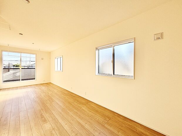 バルコニーが開放感をプラスしてくれる洋室