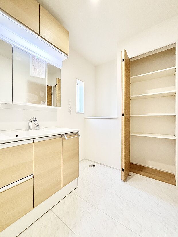 清潔感ある洗面化粧室で朝の身支度も快適