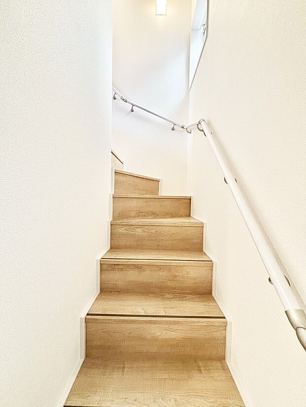 階段は手すり付きなので小さなお子さまやご高齢の方も安心です