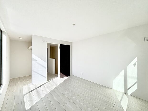 ウォークインクローゼットがあるお部屋。季節ごとの入れ替えも不要で便利です！