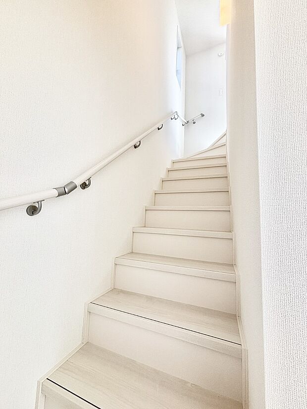 安全性を考慮し階段には手すりを設置しています