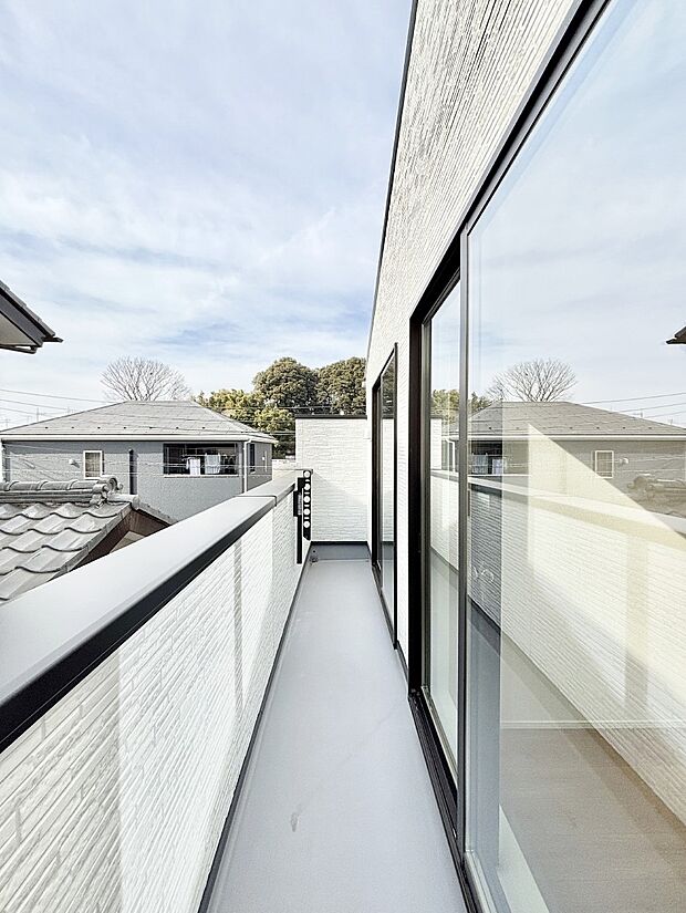 暖かな陽光が降り注ぐバルコニーはお洗濯におすすめ。爽やかな風も心地よいです。