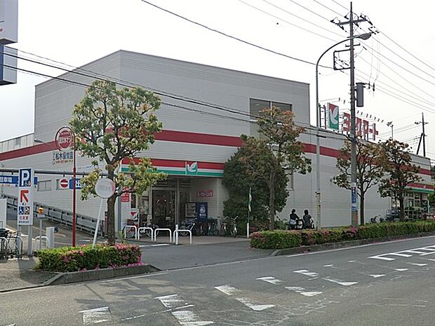 スーパー 700m ヨークマート三室店