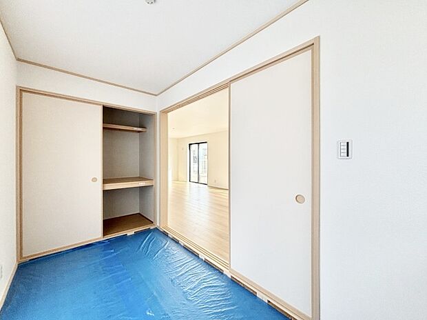 リビングと隣り合っている和室。ほっと一息できる和の空間も忘れずに。 