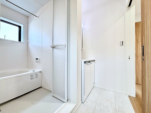 清潔感のある快適空間です。毎日の身支度も気持ち良くお使い頂けます。