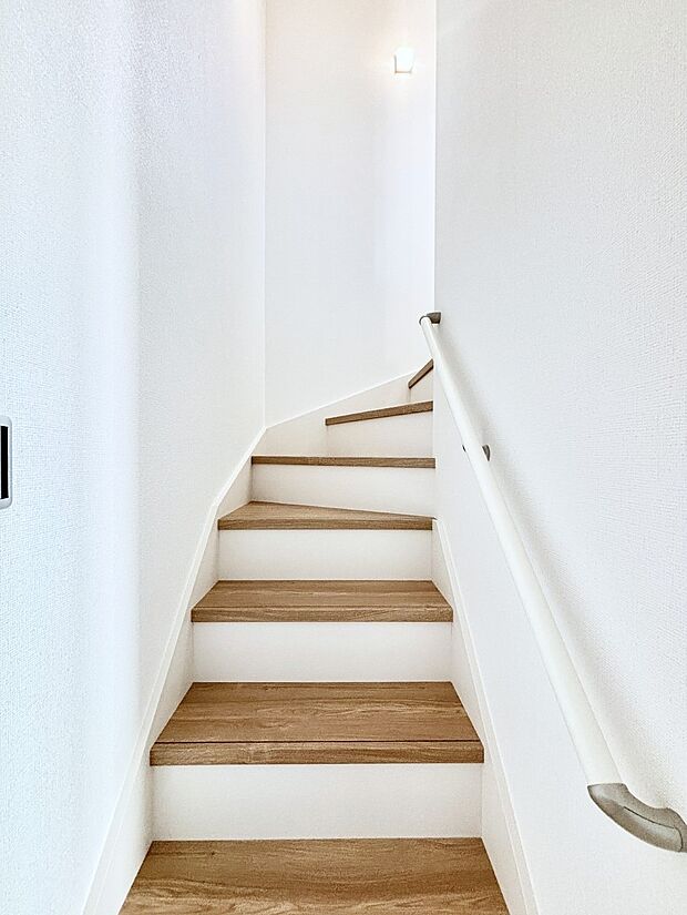 安全性を考慮し階段には手すりを設置しています