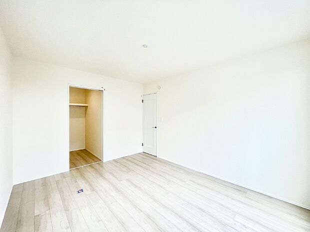 ウォークインクローゼットがあるお部屋!季節ごとの入れ替えも不要で便利です。