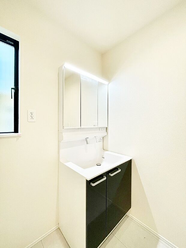 清潔感のある快適空間です。毎日の身支度も気持ち良くお使い頂けます。 