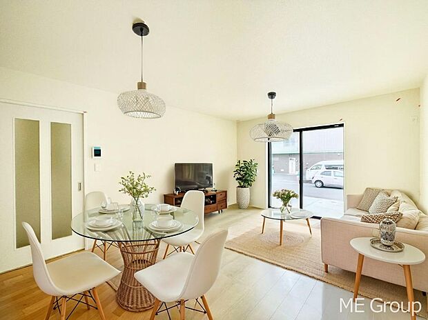 ご家族の賑やかな話し声で包まれる明るいリビング ※家具はCGです