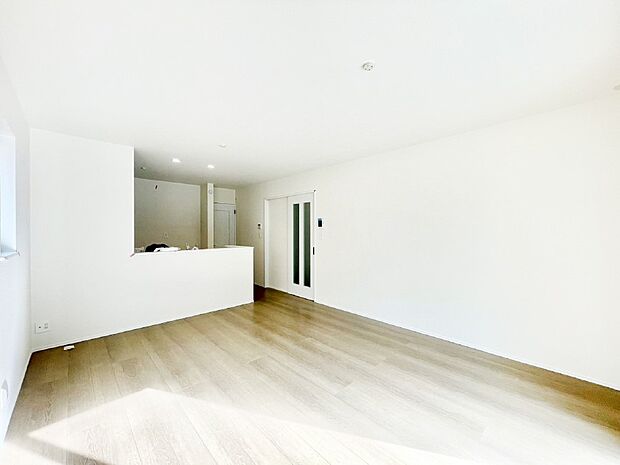 明るい陽光が注ぎ、寛ぎの雰囲気に満たされるリビング・ダイニング。 