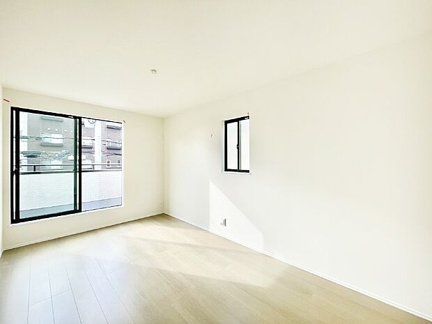 明るいバルコニーサイドに洋室を設置。目覚めの良い寝室に。 