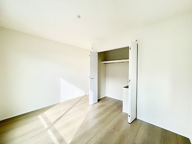お子さまのお部屋としても！衣類の整理整頓に便利なクローゼット付きの洋室。