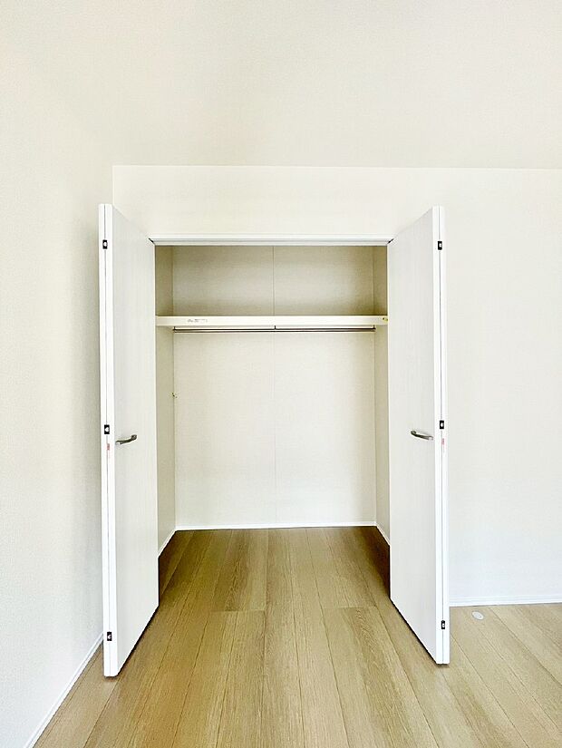 洋室のクローゼット。奥行きがあるので厚手の衣類もすっきり収まります。