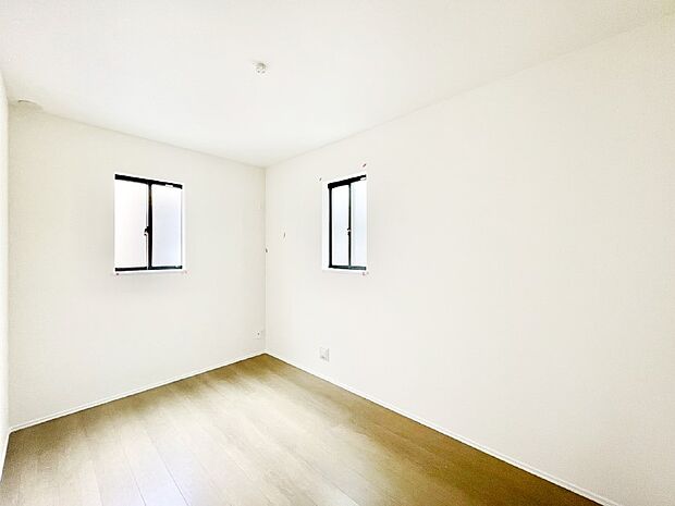 1階の5帖の納戸は収納はもちろん居室としても利用できます。