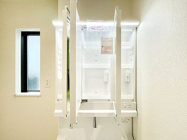 三面鏡の裏に、化粧品や衛生用品などを収納可能。洗面台をすっきりと保ちます！