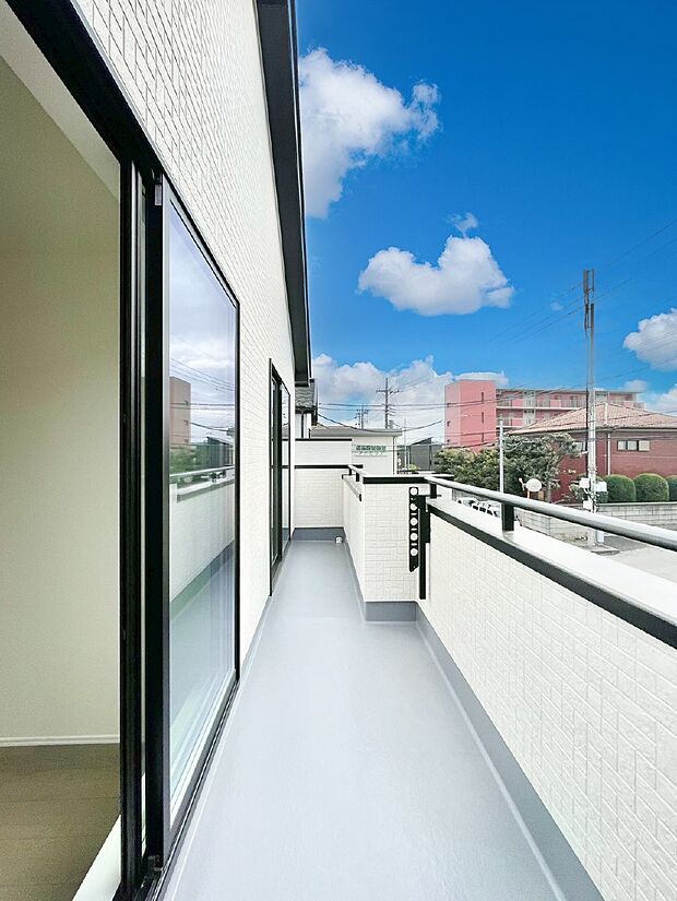 ゆったりバルコニーだから沢山お洗濯ものを干せます。